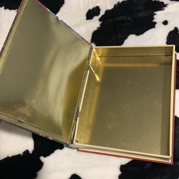 Metal hideaway Book - Picture 2 of 2